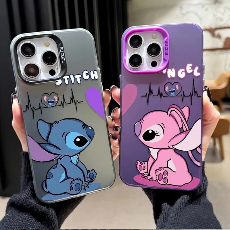 Capa de telefone iPhone com design de Stitch e Angel, personagens da Disney