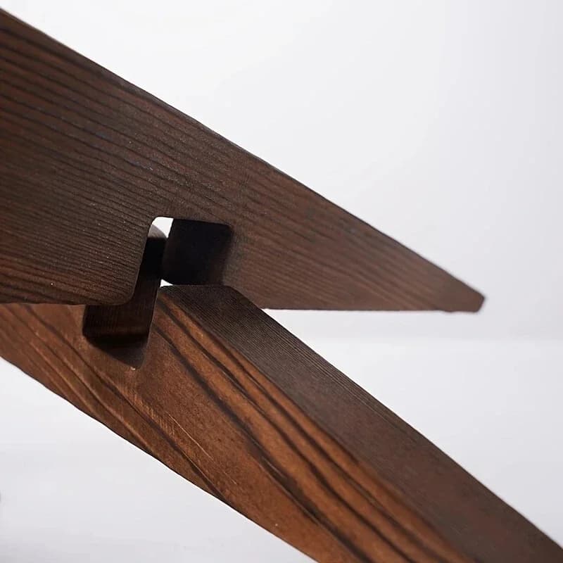 Detalhe do encaixe do suporte para livro de receitas Jácotei Design X em madeira castanho escuro