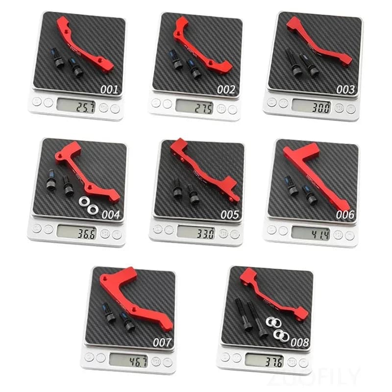 Pesagem de adaptadores vermelhos para pinça de freio a disco para bicicleta em balança digital mostrando diferentes pesos