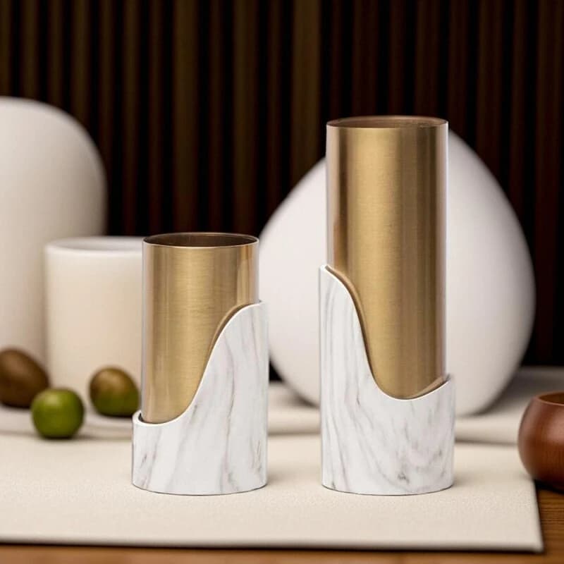 Vaso cilíndrico de mármore branco e bronze, design minimalista, item decorativo para sala de estar.