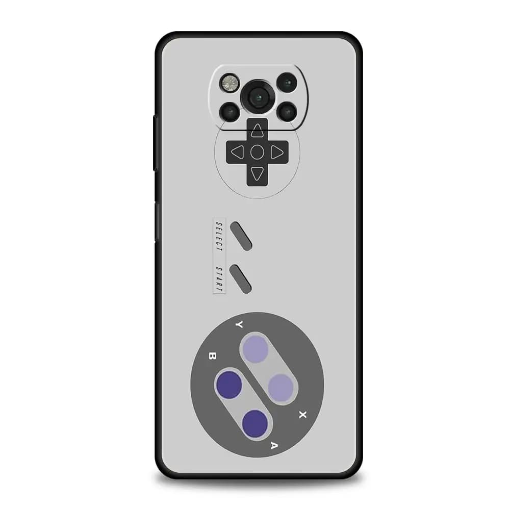 Capa Xiaomi Poco X6 com estampa de controle de videogame retro em tons de cinza com botões roxos e azuis