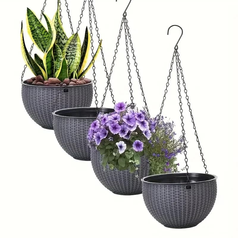 Dois vasos suspensos de rattan com flores amarelas