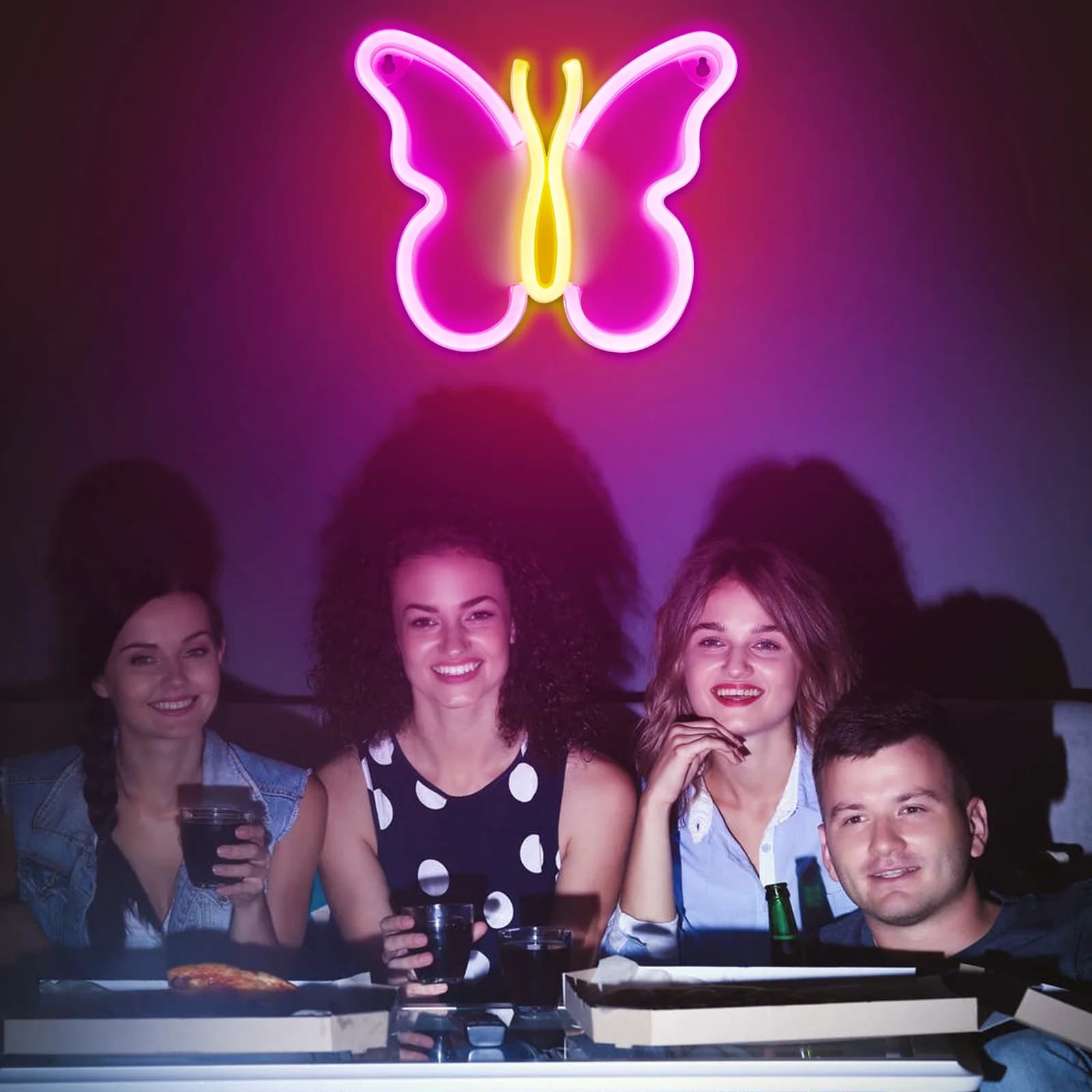 Luz de néon decorativa infantil LED borboleta rosa e amarela iluminando ambiente com grupo de pessoas