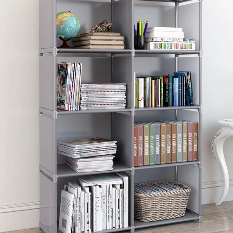 Estante de livros multicamadas cinza claro com prateleiras organizadas com livros, revistas e cesta, montagem fácil