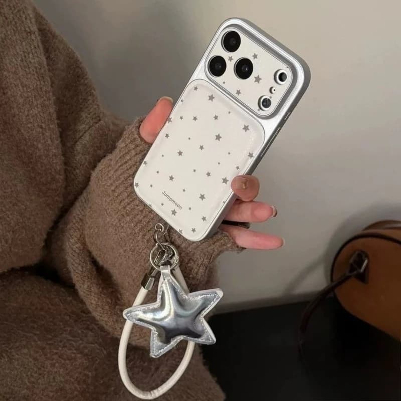Capa para celular Xiaomi Poco F8 branca com estrelas cinza, cordão branco e pingente estrela prateada