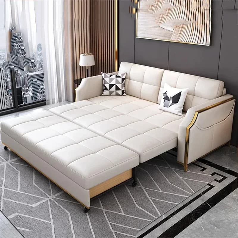 Sofá cama retrátil luxo branco aberto com estrutura metálica dourada e puff branco
