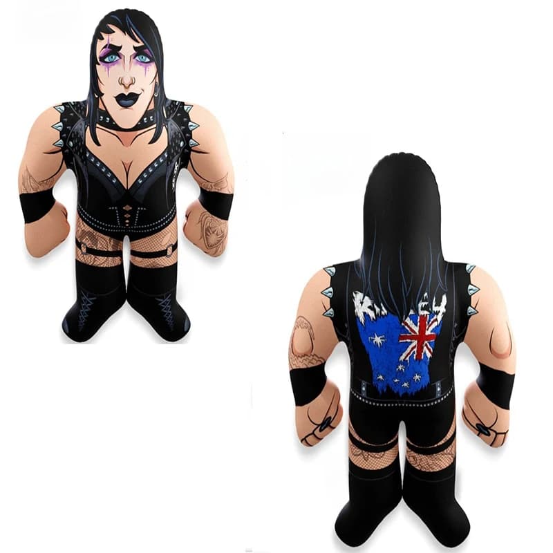 Almofada brinquedo de pelúcia Big Shots personagem 3D com roupa preta e detalhes multicor para sofá