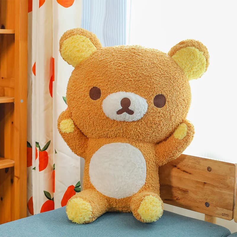 Urso de pelúcia Rilakkuma marrom macio com barriga branca sentado em cadeira azul