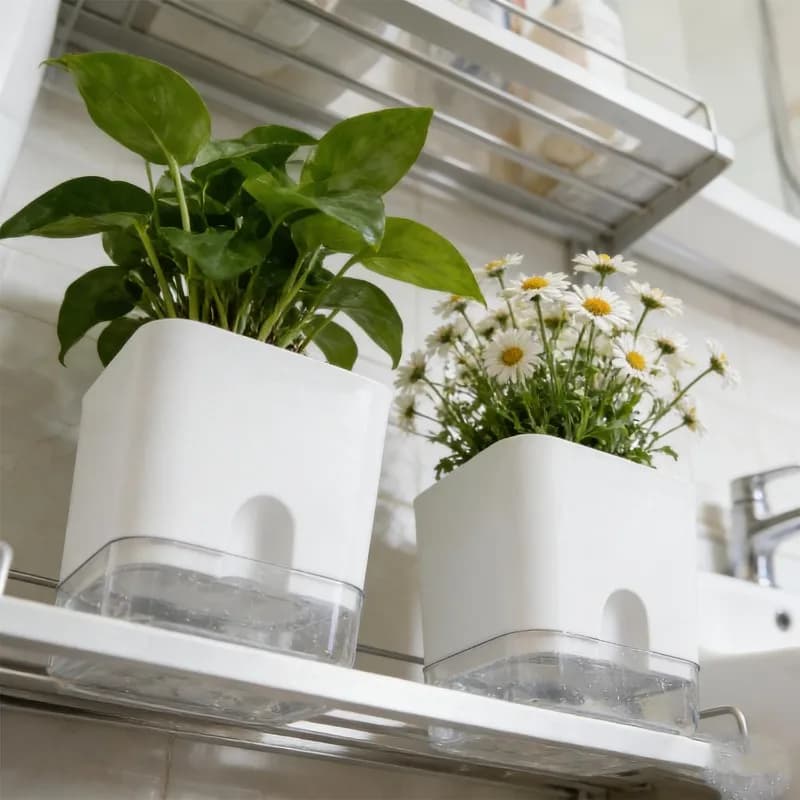 Vasos autoirrigáveis brancos quadrados com plantas verdes e flores, dupla camada com reservatório transparente
