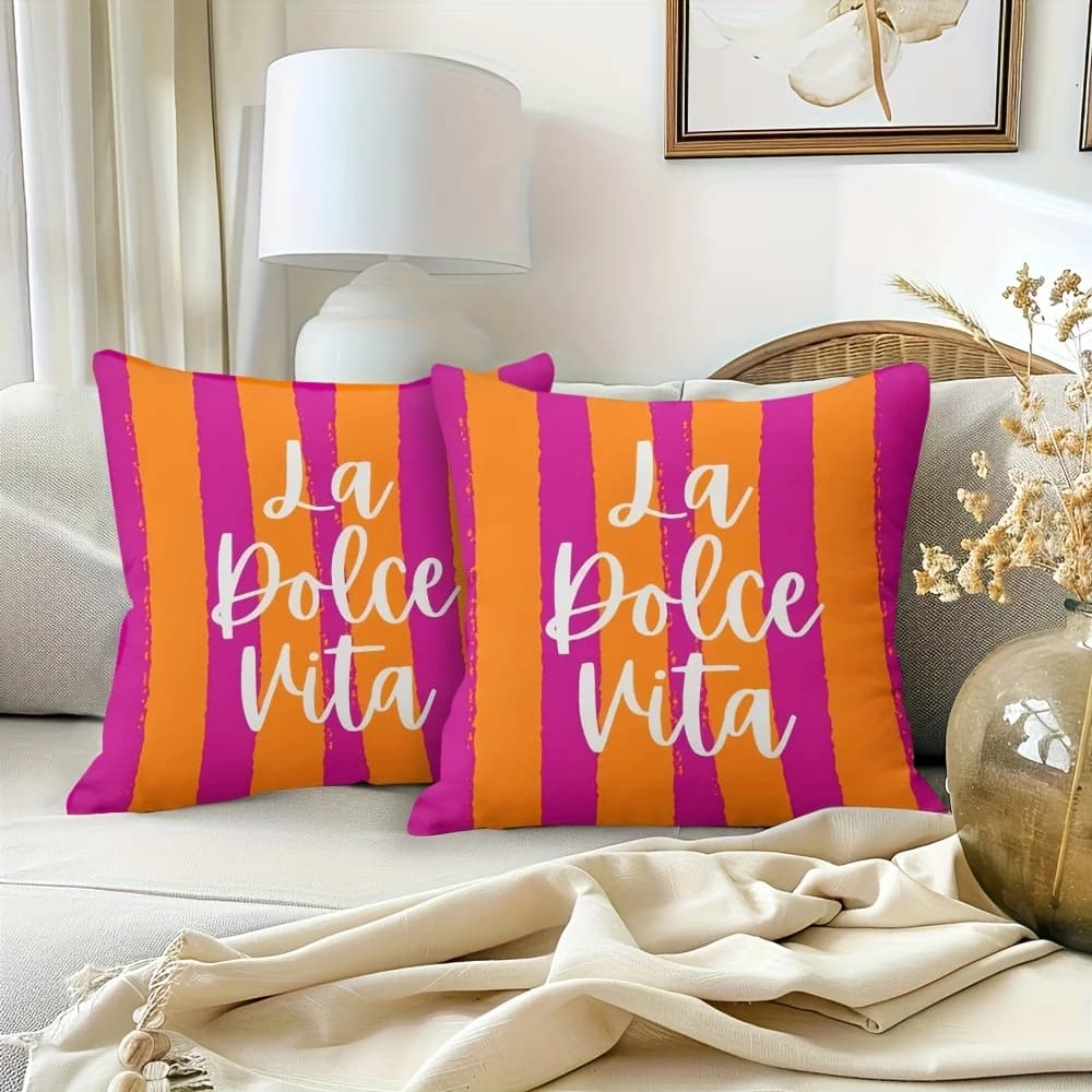 Capas de almofada La Dolce Vita listradas roxo e laranja em sofá branco ambiente moderno