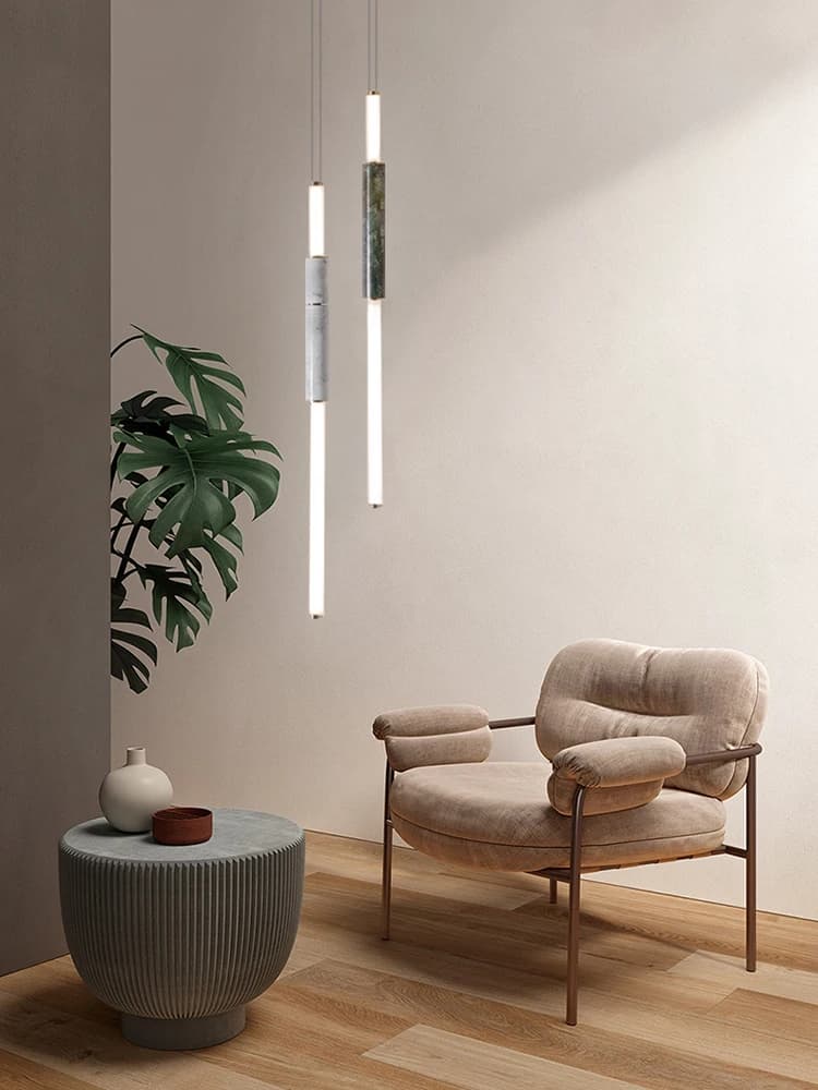 Luminária de suspensão linear nórdica preta em mármore alabastro com LED em ambiente aconchegante com poltrona