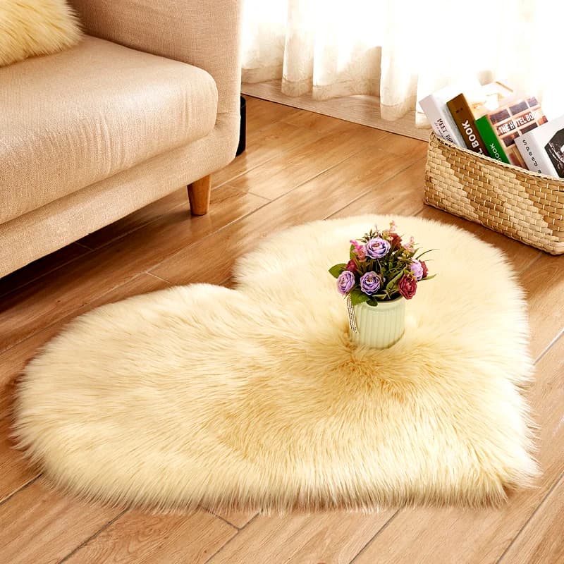 Tapete Jácotei Coração peludo antiderrapante creme, decoração aconchegante para sala ou quarto