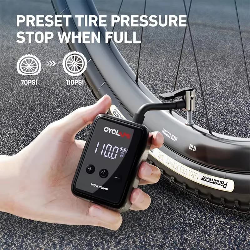 Bomba de ar elétrica Cyclami preta com medidor digital inflando pneu de bicicleta