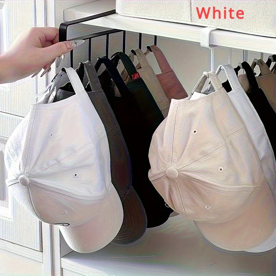 Suporte organizador branco para chapéus com 6 ganchos pendurando bonés em porta de madeira