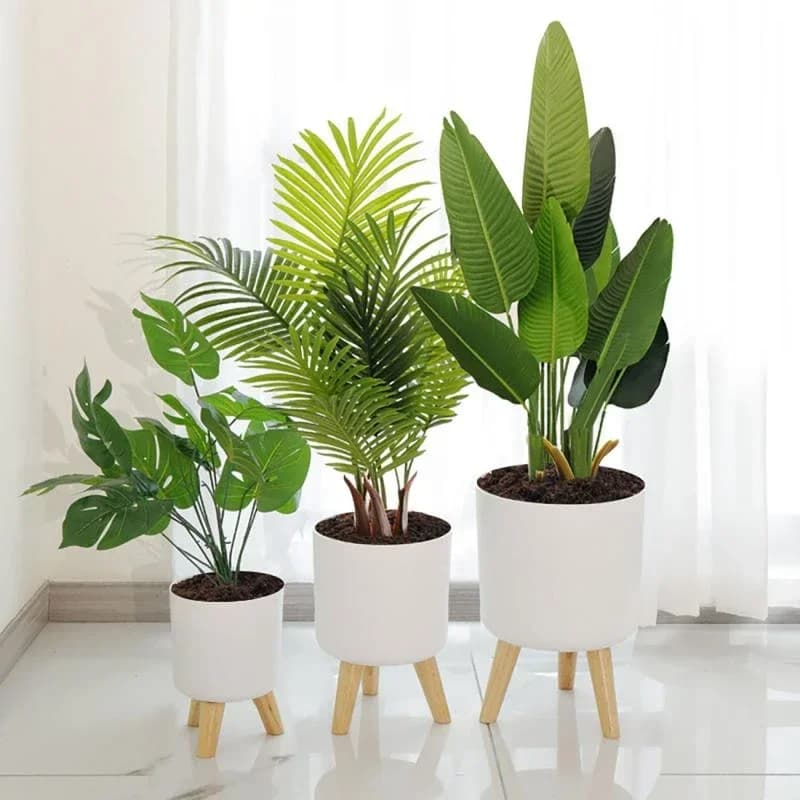 Conjunto de vasos brancos autoirrigáveis com pés de madeira e plantas decorativas para uso interno
