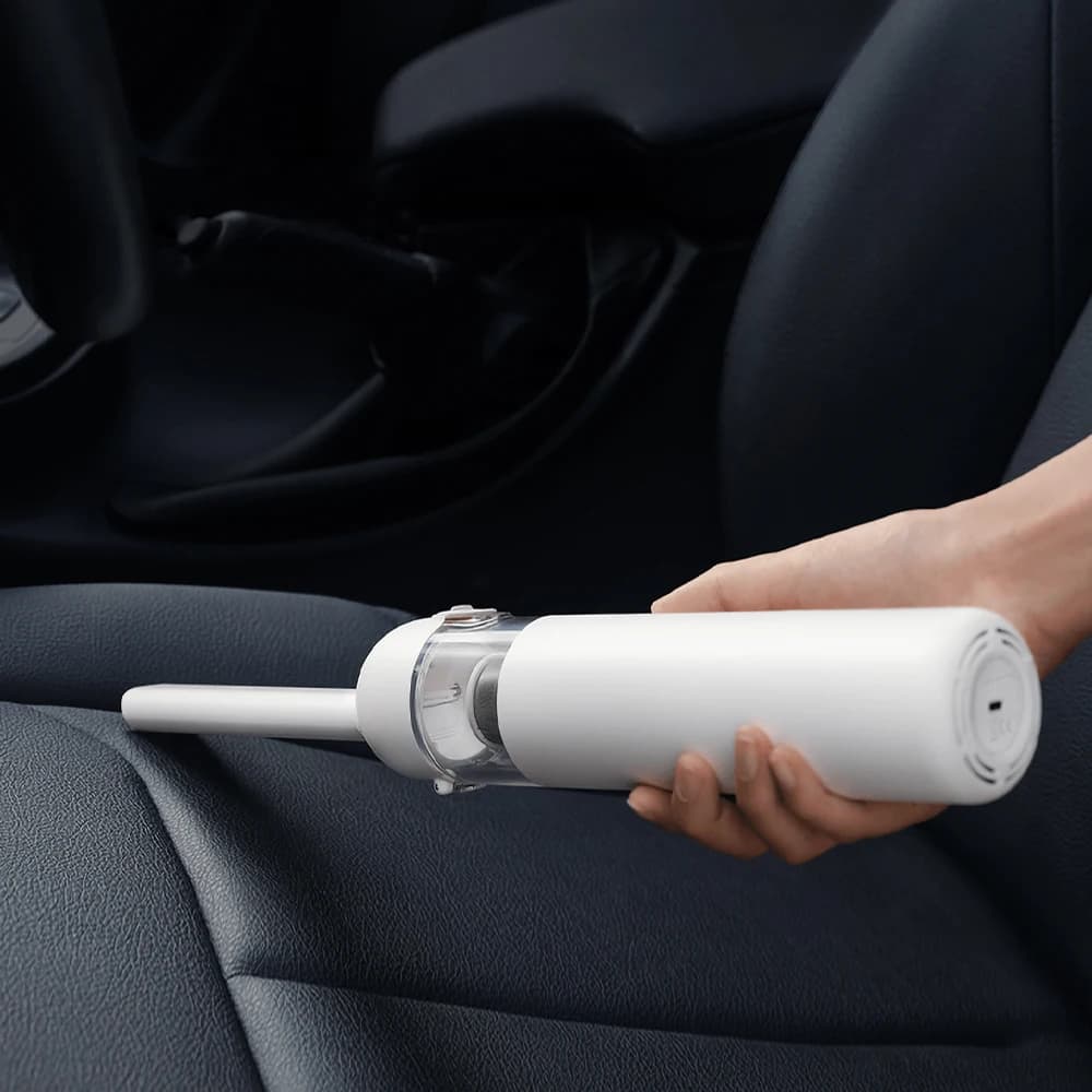Aspirador portátil MIJIA branco com bocal longo usado para limpeza de assento de carro em couro preto