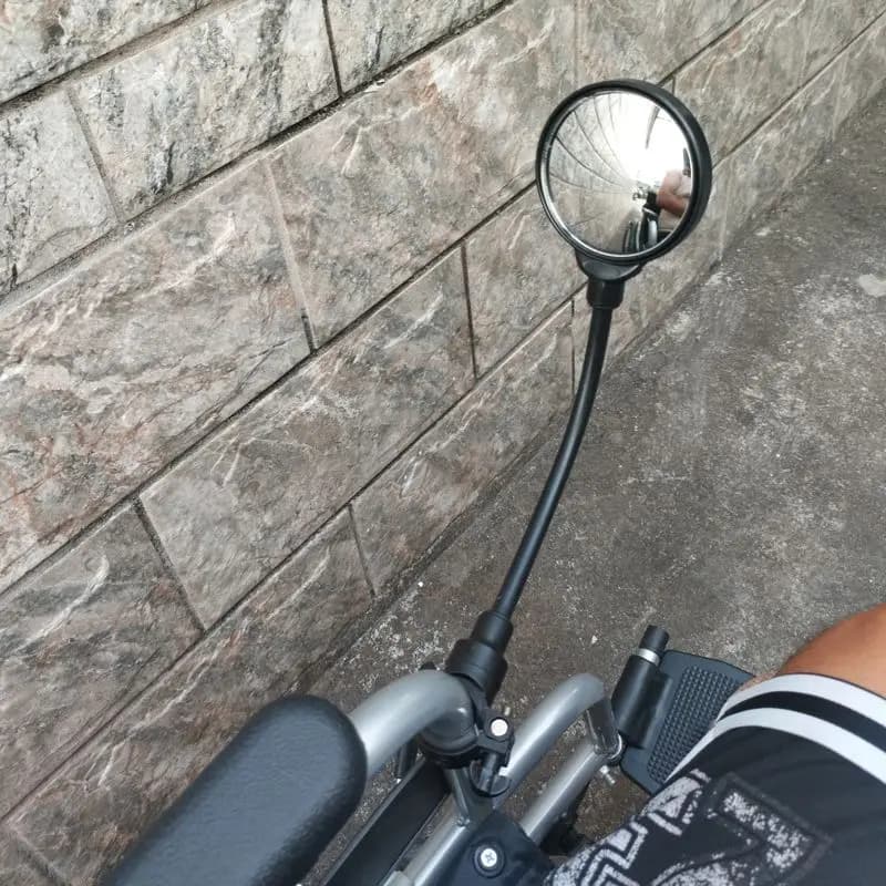 Espelho retrovisor convexo grande angular preto instalado em cadeira de rodas elétrica com braço flexível
