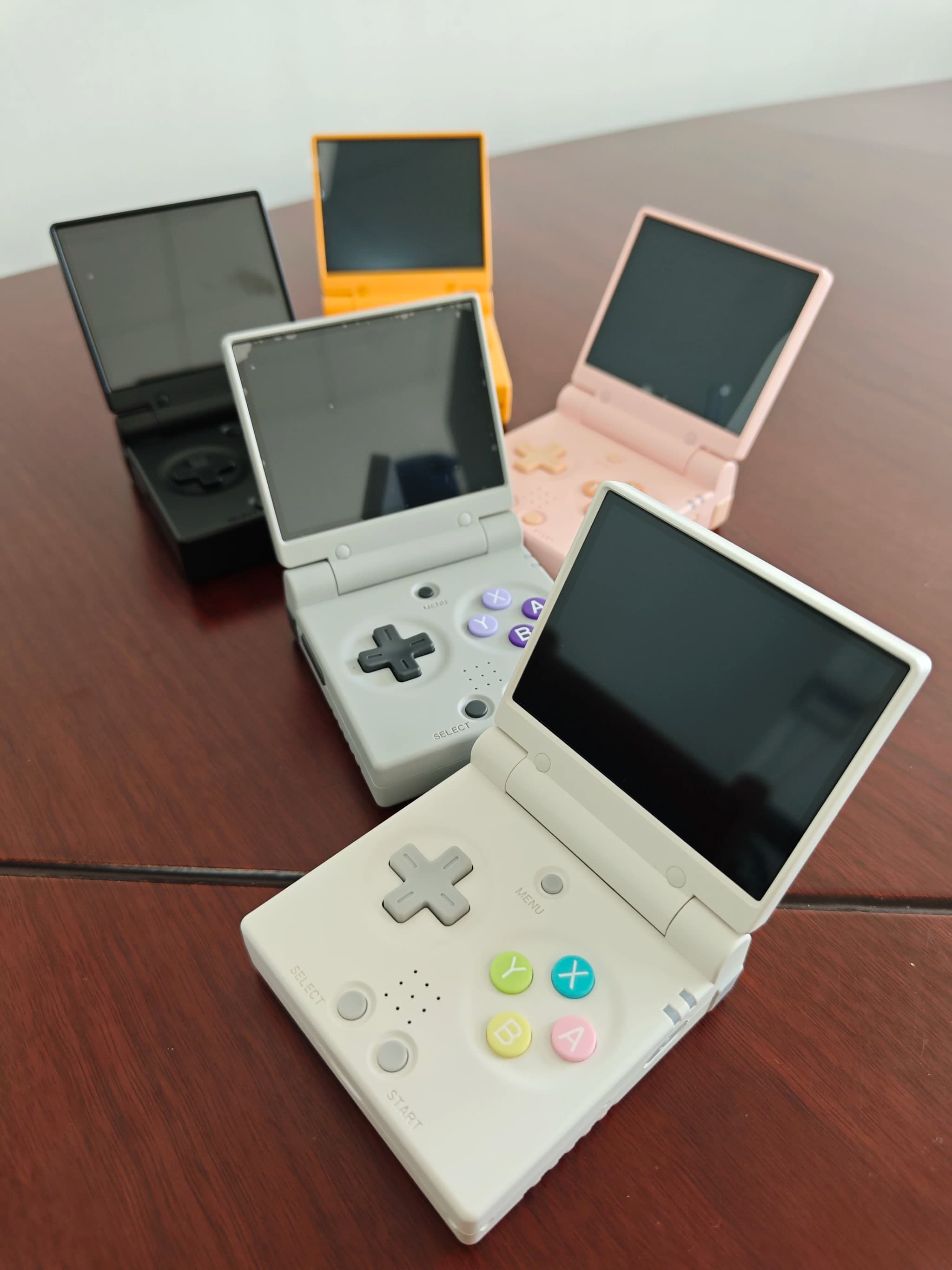 Consoles de jogos portáteis Miyoo Mini Flip dobráveis em cores variadas com tela 2.8 polegadas