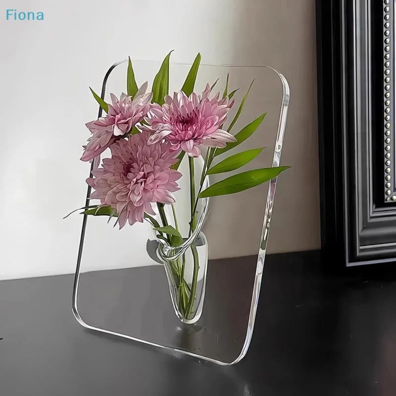 Vaso de acrílico transparente com flores rosa e folhas verdes