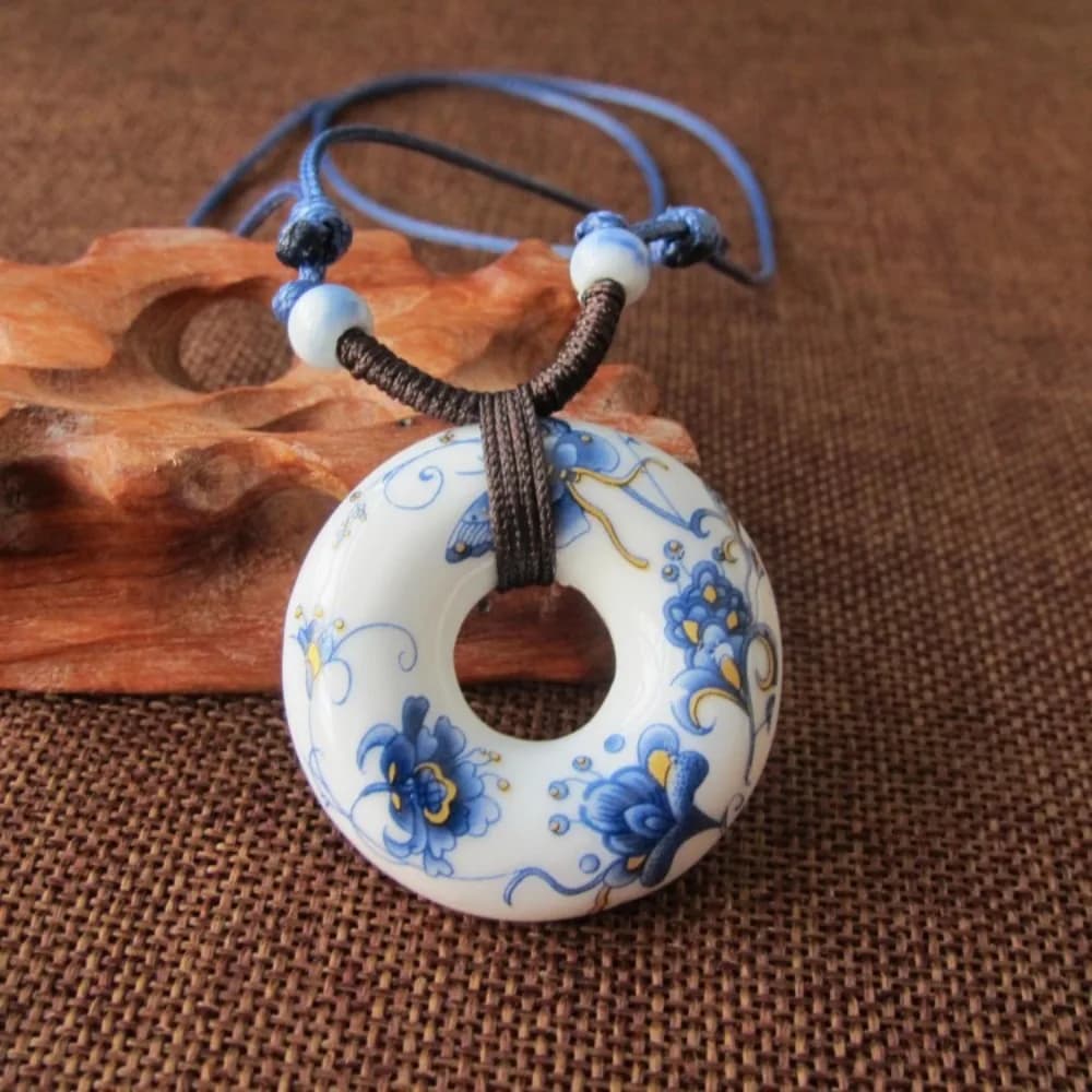 Colar feminino étnico com pingente redondo de porcelana branca com flores azuis e corrente longa azul