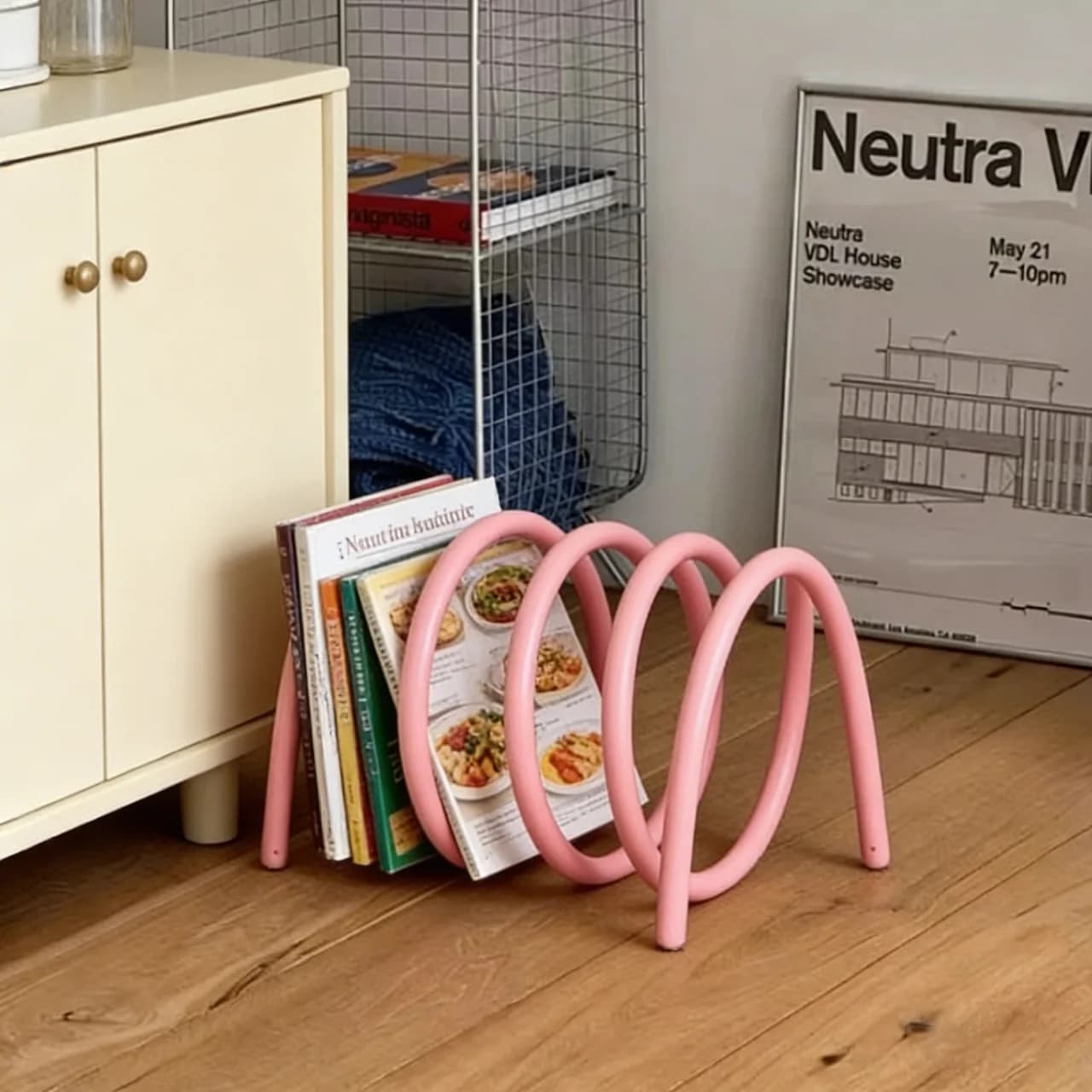 Estante giratória de mesa rosa claro em formato de mola para livros e revistas