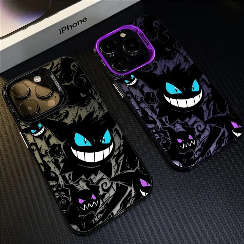 Capa protetora de iPhone com design de Gengar preto e branco