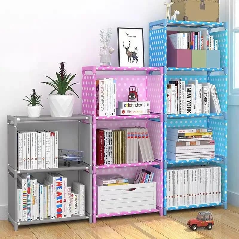 Estante infantil modular Jácotei plástica cinza, rosa e azul com estampa de bolinhas, organizada com livros e brinquedos