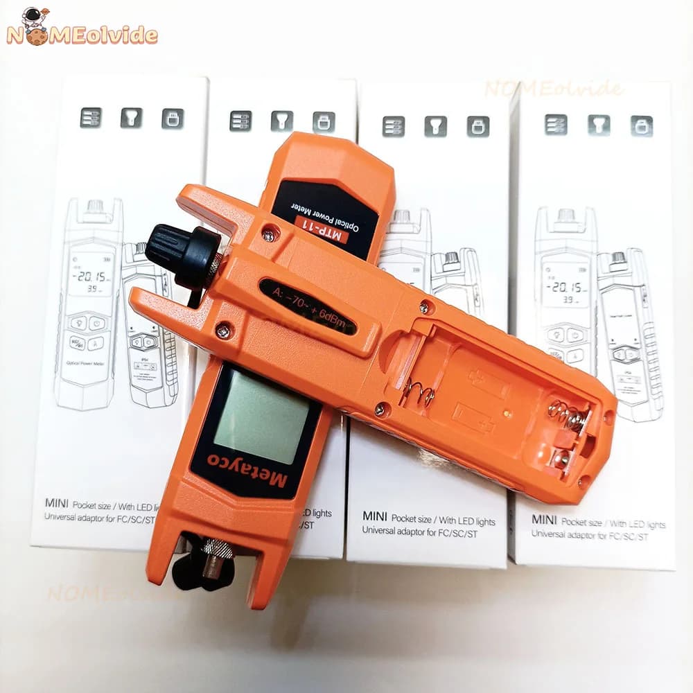 Medidor de potência óptica Metayco MTP-11-A-G laranja aberto mostrando compartimento de bateria e display