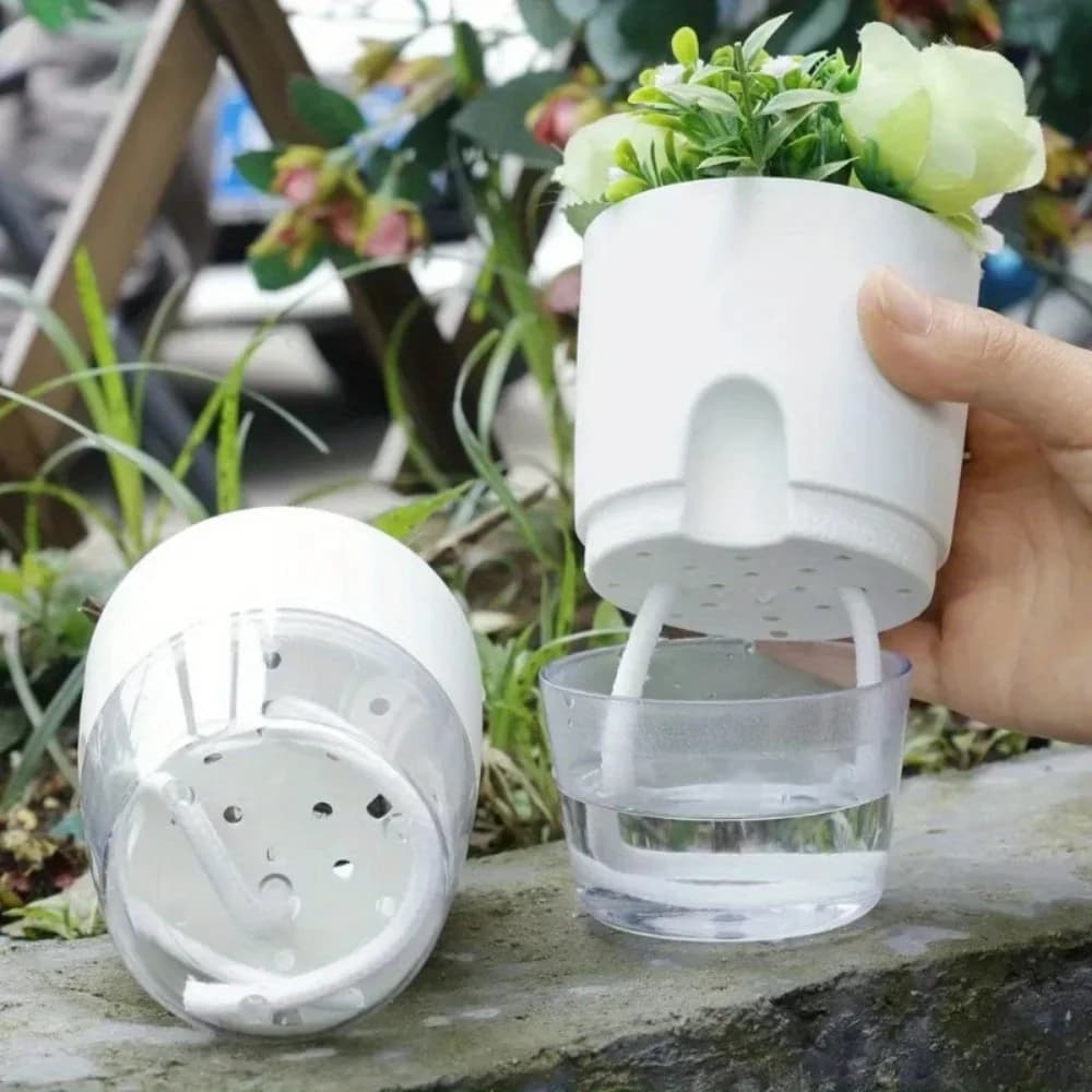Vasos de flores de auto-rega cinza e branco com flores amarelas e vermelhas