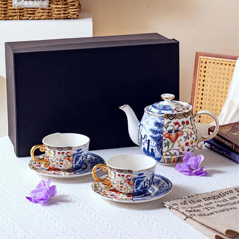 Conjunto de chá de porcelana azul e branco com xícaras e pires decorados