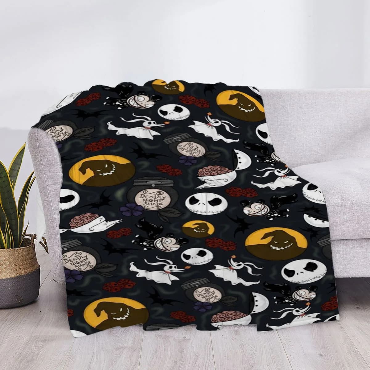 Cobertor microfibra preto com estampa temática Jack Skellington e elementos Halloween coloridos