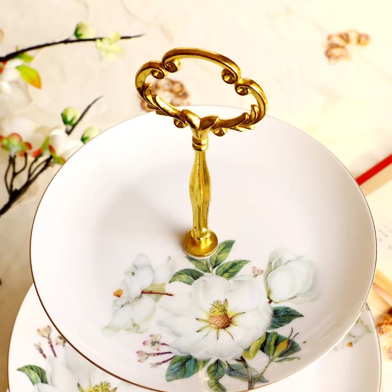 Suporte para bolo 3 andares porcelana branca com flores e alça dourada decorativa em estilo floral
