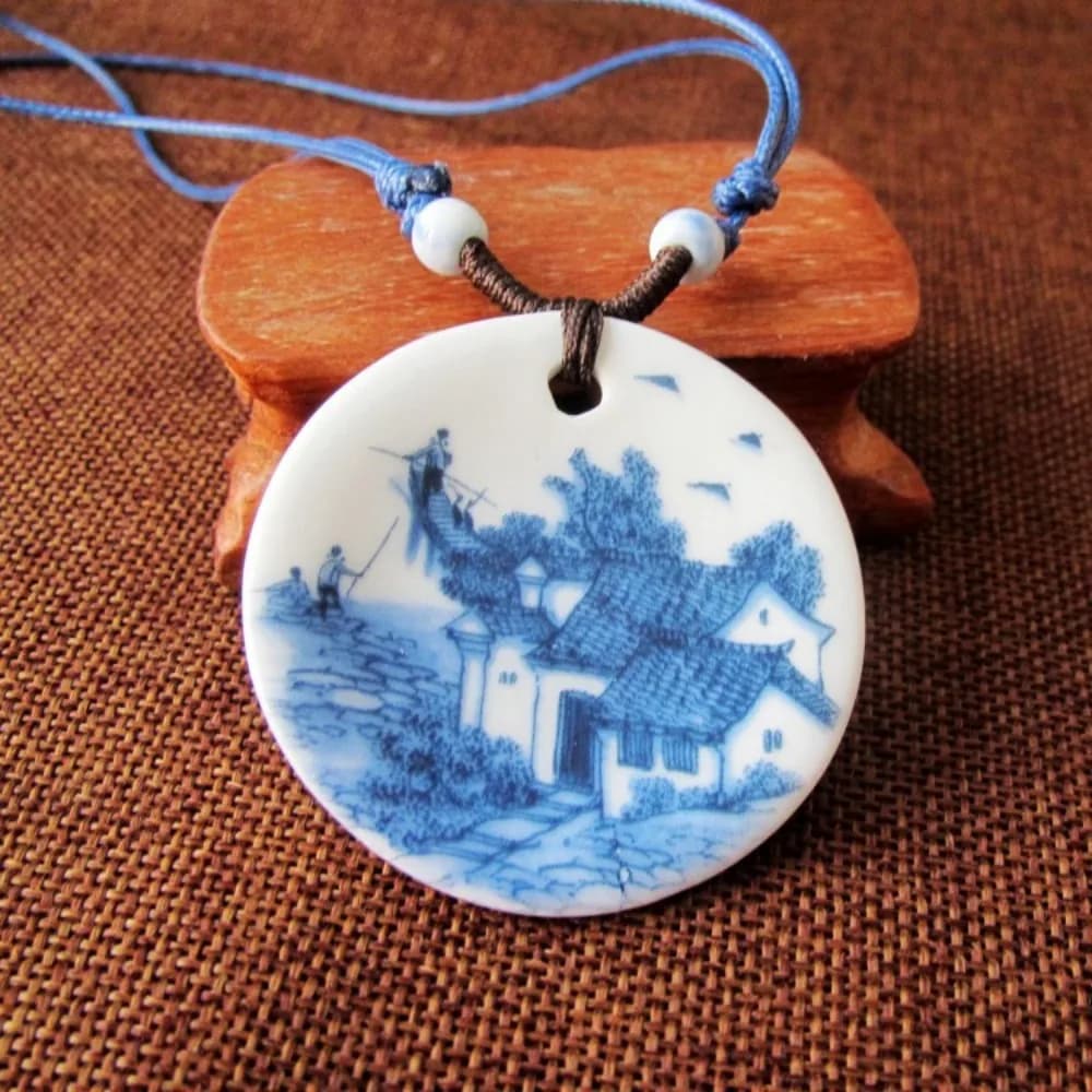 Colar feminino étnico pingente redondo porcelana branca com pintura azul de casa e paisagem com corrente azul