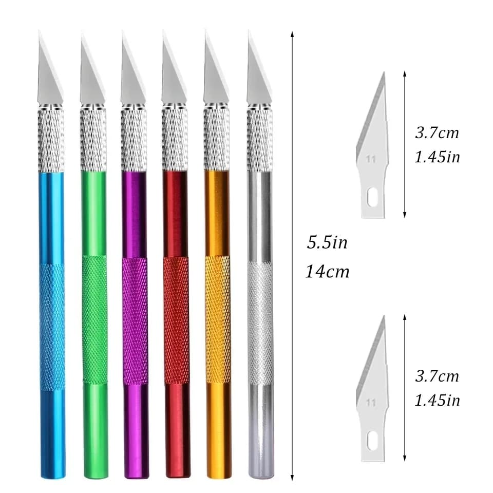 Conjunto de ferramentas manuais com cinco lâminas de metal coloridas, cada uma com um cabo texturizado, dispostas em uma linha com suas lâminas expostas, sobre fundo branco.