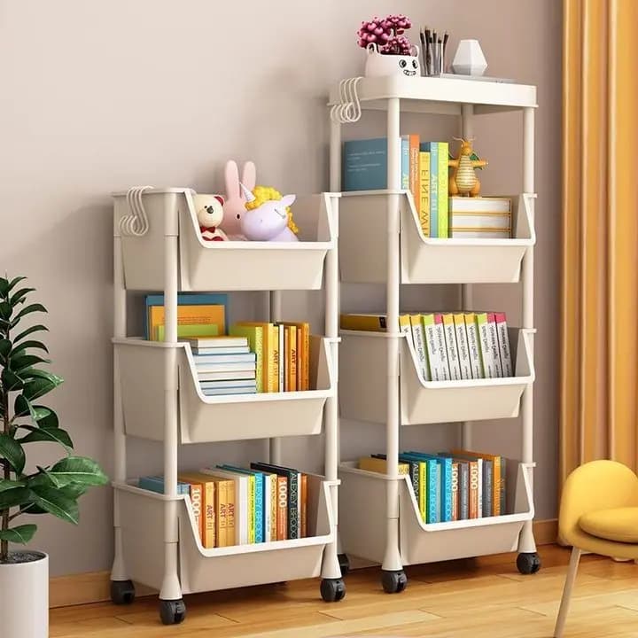 Carrinho de armazenamento móvel branco 3 camadas em PP com rodas, decorado com livros e brinquedos em ambiente interno
