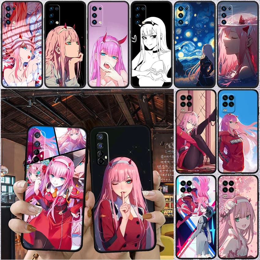Capas de telefone com personagens de anime, cores rosa, branco e preto.