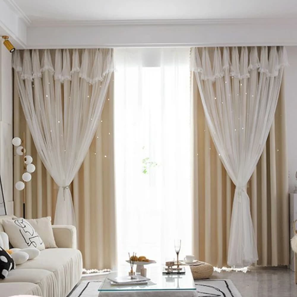 Cortina blackout bege com tule branco e detalhes de renda decorativa para sala de estar