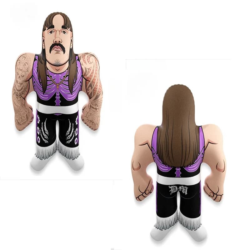Almofada brinquedo Big Shots personagem 3D com camiseta roxa e shorts pretos com franjas para sofá