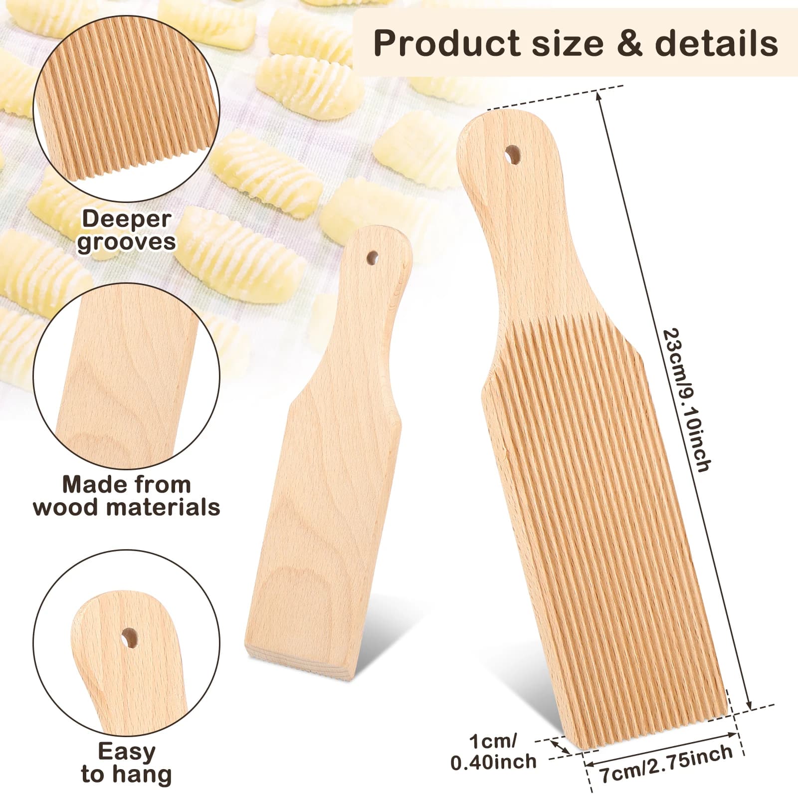 Placas de madeira para gnocchi com uma mão segurando gnocchi no fundo branco