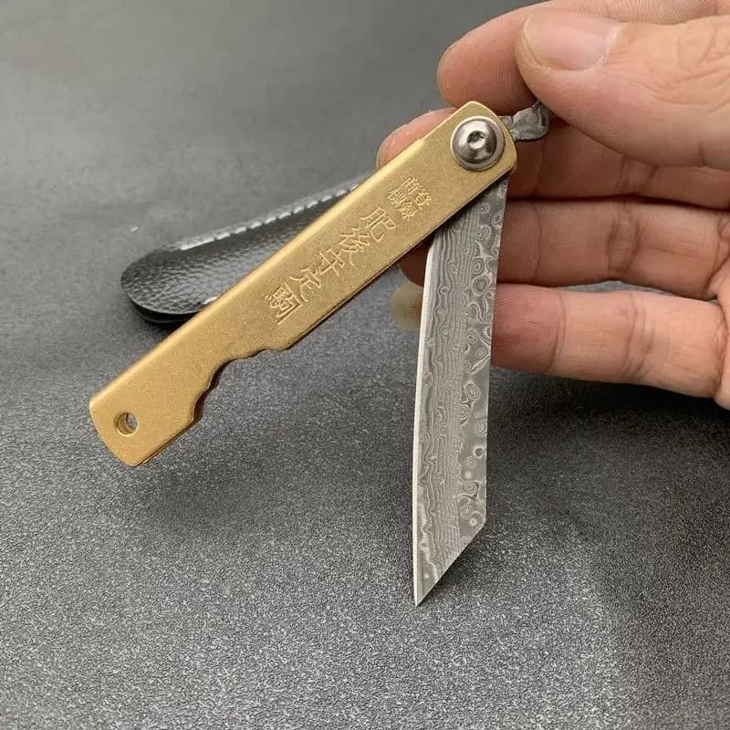 Faca dobrável Higonokami japonesa miniatura com cabo de cobre e lâmina de aço VG10 com padrão damasco