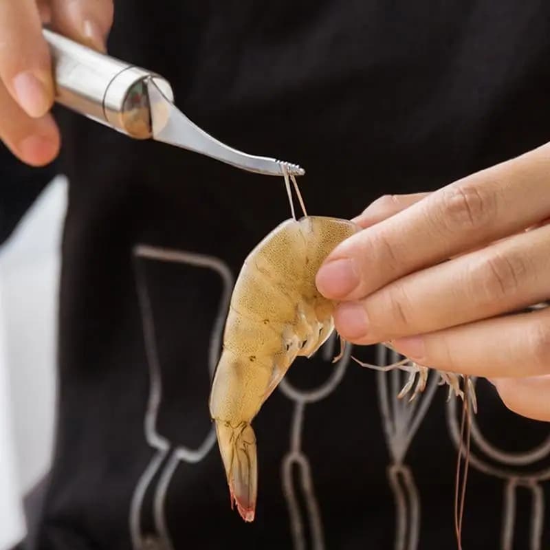 Uso do descascador de camarão em aço inoxidável removendo casca de camarão cru