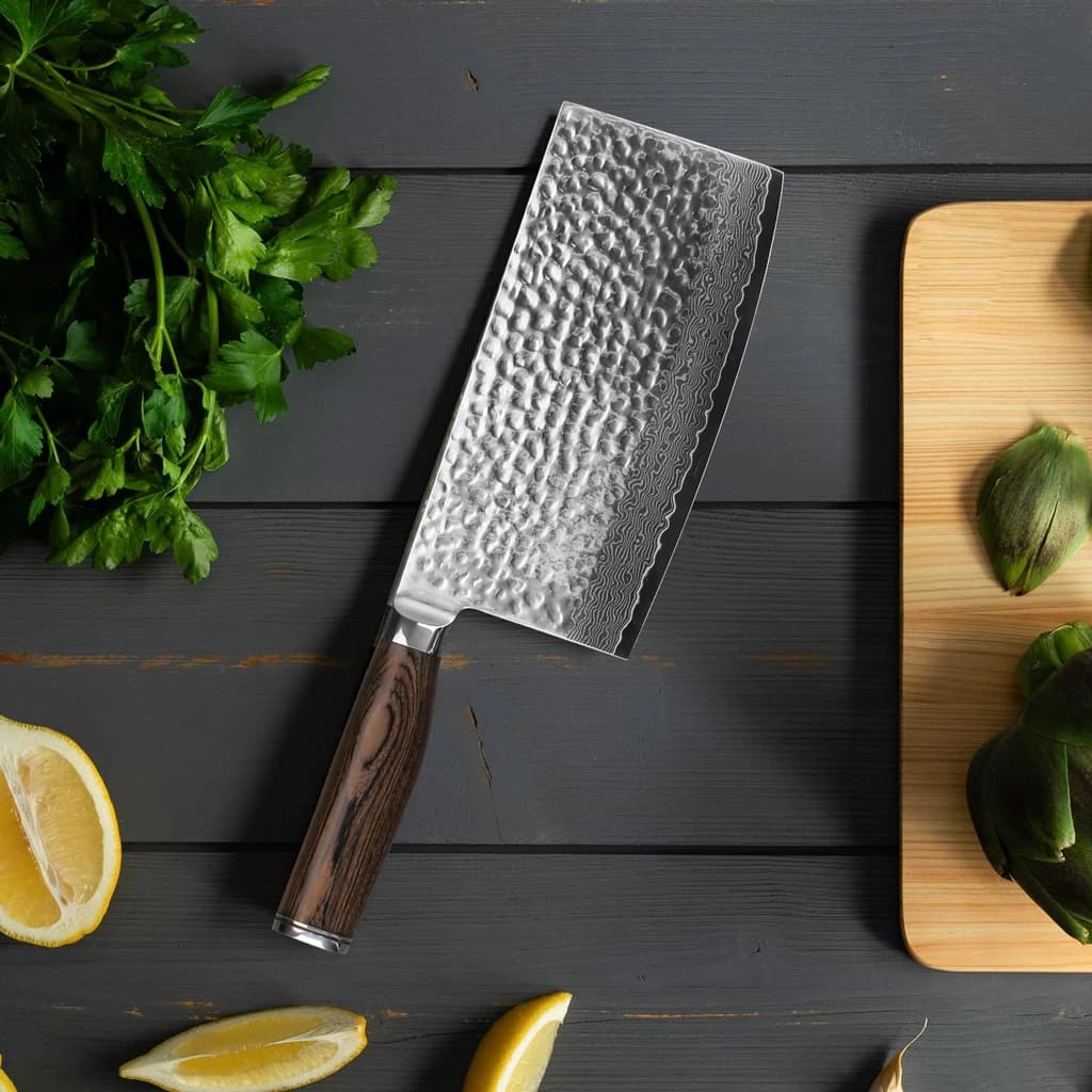 Faca nakiri japonesa com cabo de pakkawood e lâmina VG-MAX, sobre fundo escuro com frutas tropicais