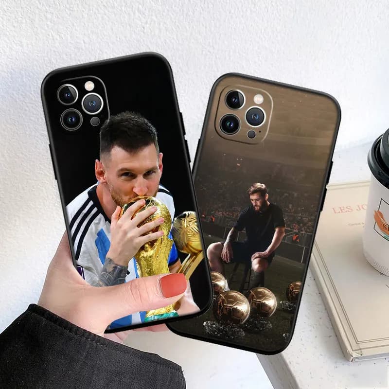Capas para Xiaomi com fotos de Lionel Messi segurando troféus e em ambiente escuro com bolas douradas