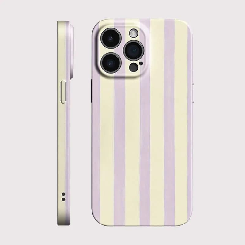 Capa de telefone com listras lilás e amarelo para smartphone, mostrando a câmera traseira.