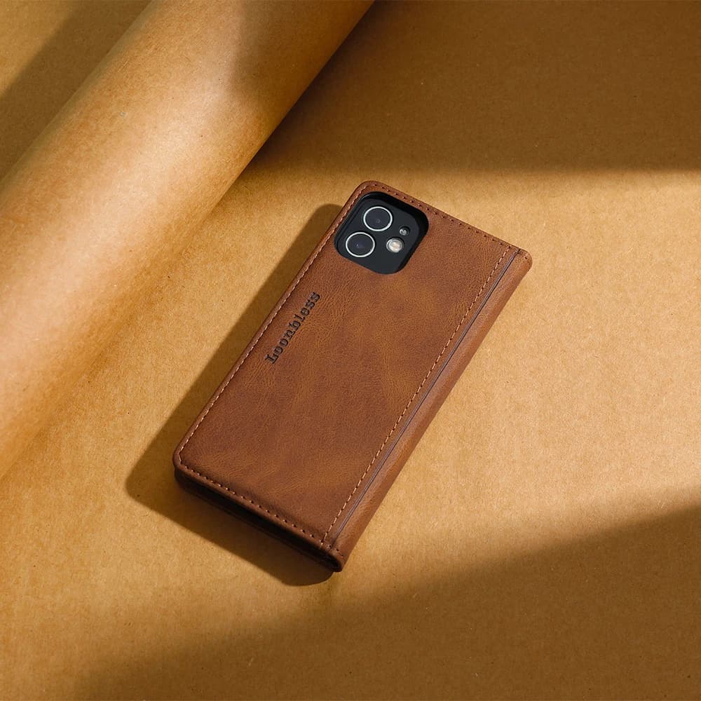Capa para celular Motorola Moto G100 tipo livro em couro marrom com costura detalhada