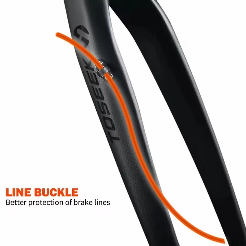 Detalhe do garfo TOSEEK T800 com proteção para linhas de freio em fibra de carbono preta