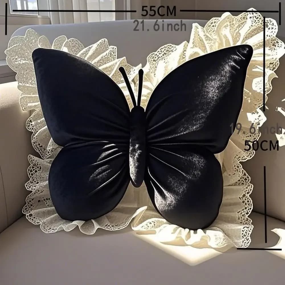 Almofada borboleta preta em veludo com renda branca e medidas 55x50cm em sofá cinza
