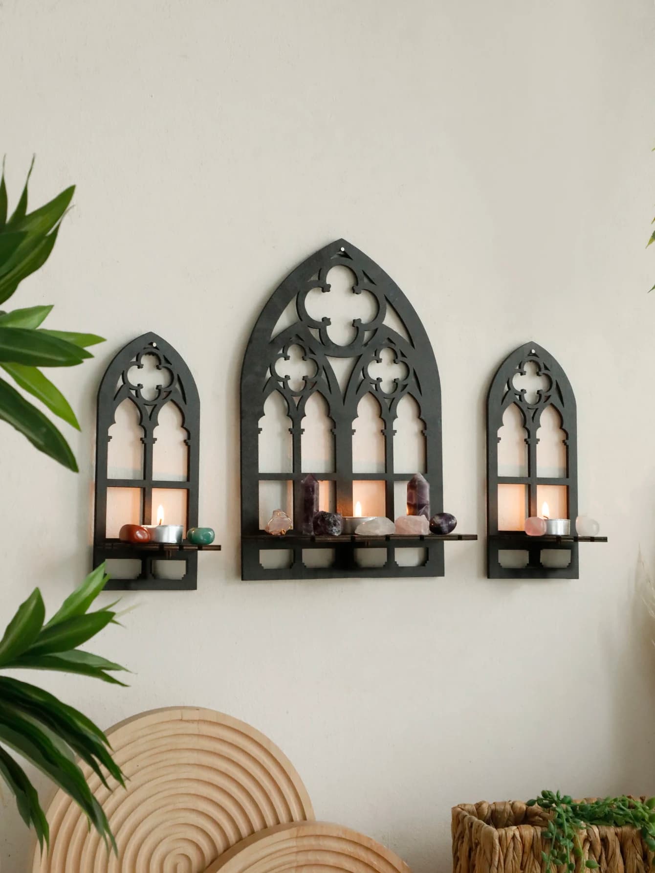Decoração de parede gótica em madeira estilo catedral com velas e pedras