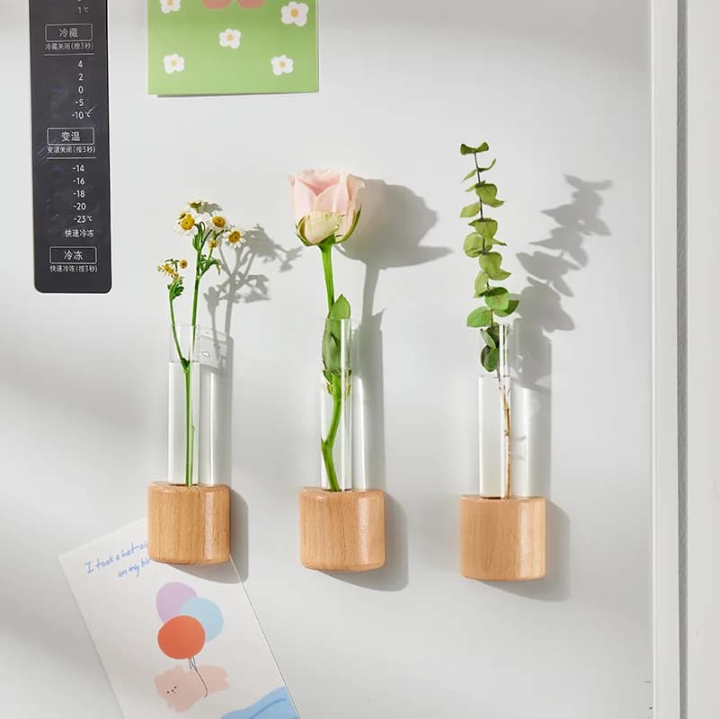 Trio de vasos magnéticos Jácotei com base madeira natural e tubos de ensaio com flores e folhagens para decoração