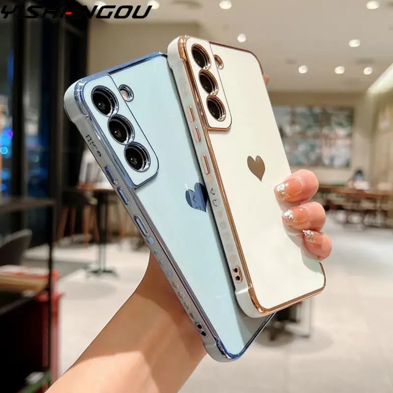 Capa transparente para celular com acabamento metálico, coração lateral, cores azul e branco.